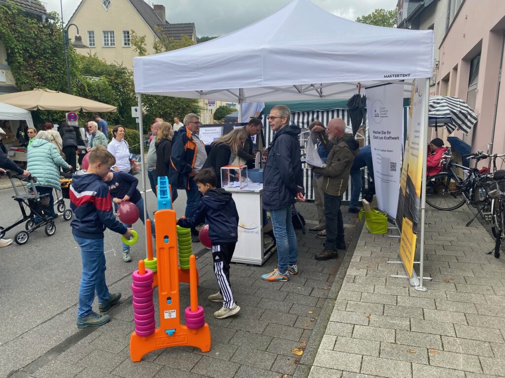 Will mehr Sonnenstrom nach Rösrath holen: die BEReG mit ihrem Stand beim Straßenfest  (Foto 2025)